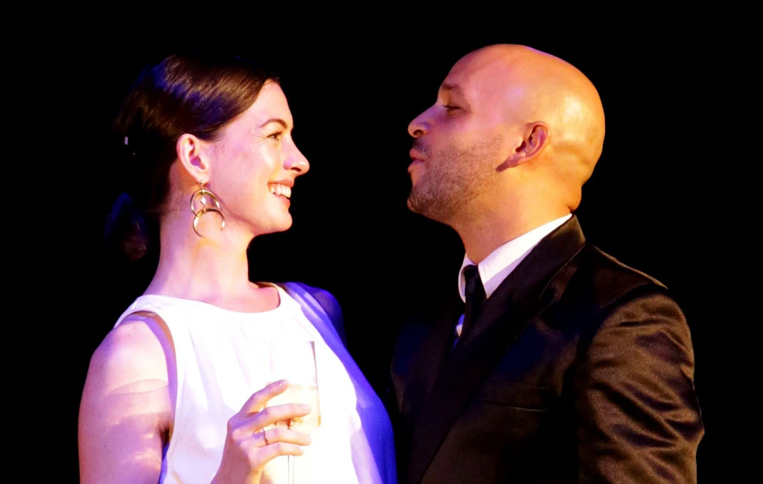 Julián Fontalvo con Anne Hathaway en el escenario de Lío Ibiza