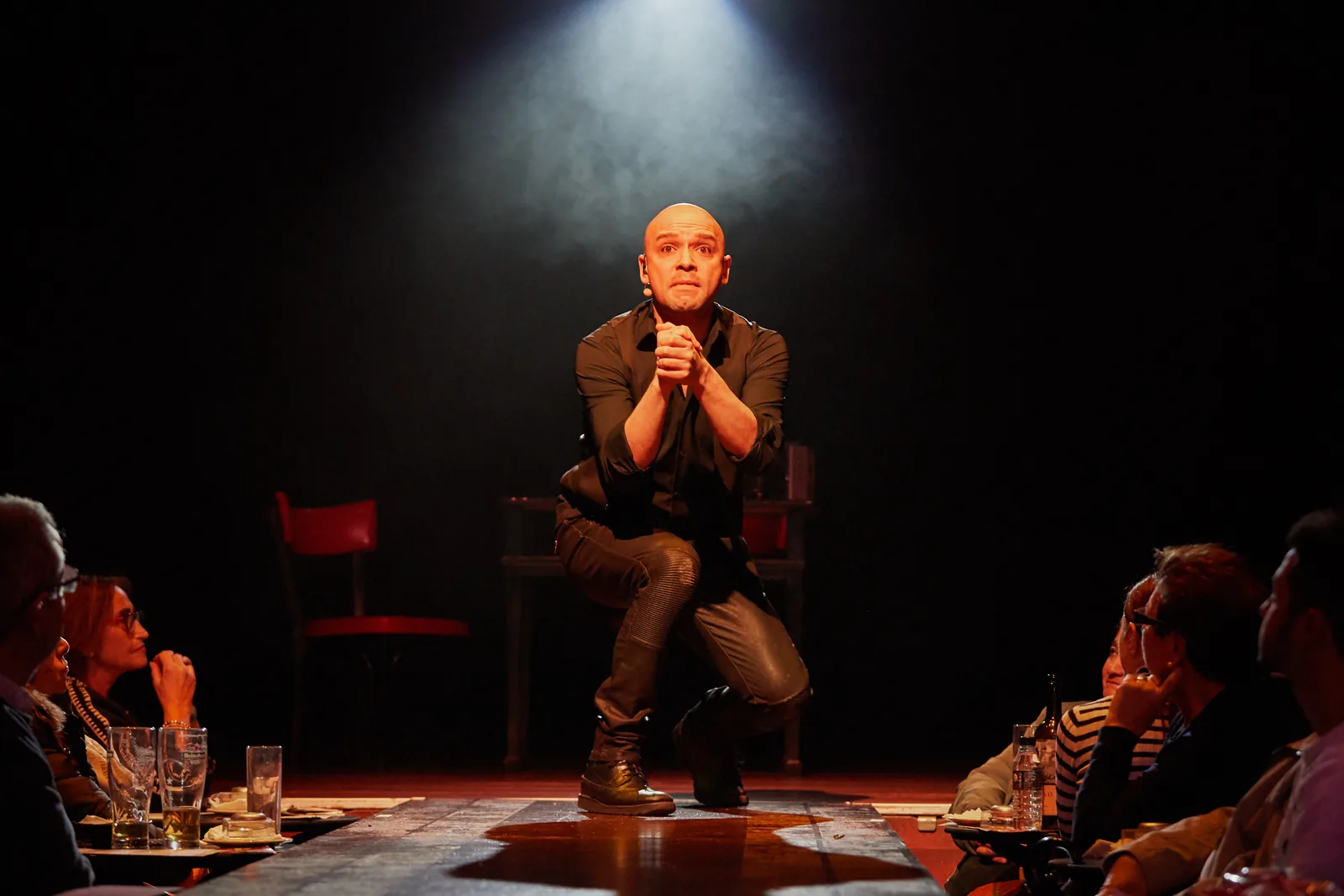 Julián Fontalvo en escena, rodeado de público