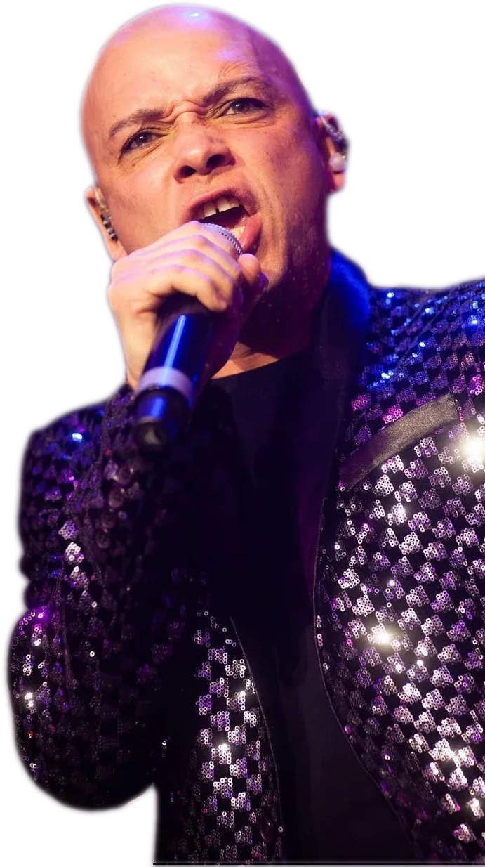 Julián Fontalvo cantando con chaqueta de lentejuelas