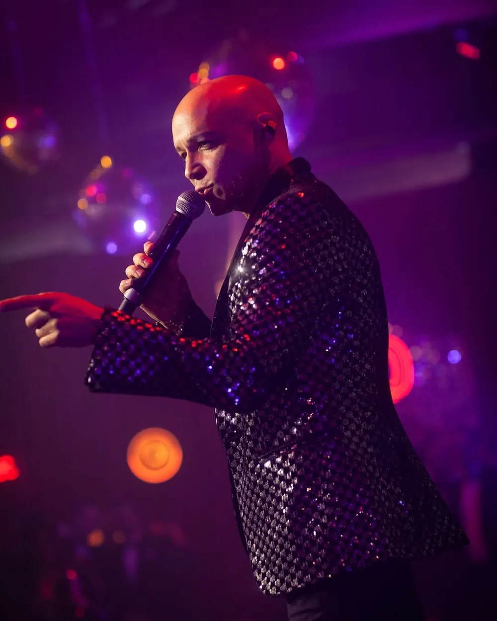 Julián Fontalvo cantando con chaqueta de lentejuelas