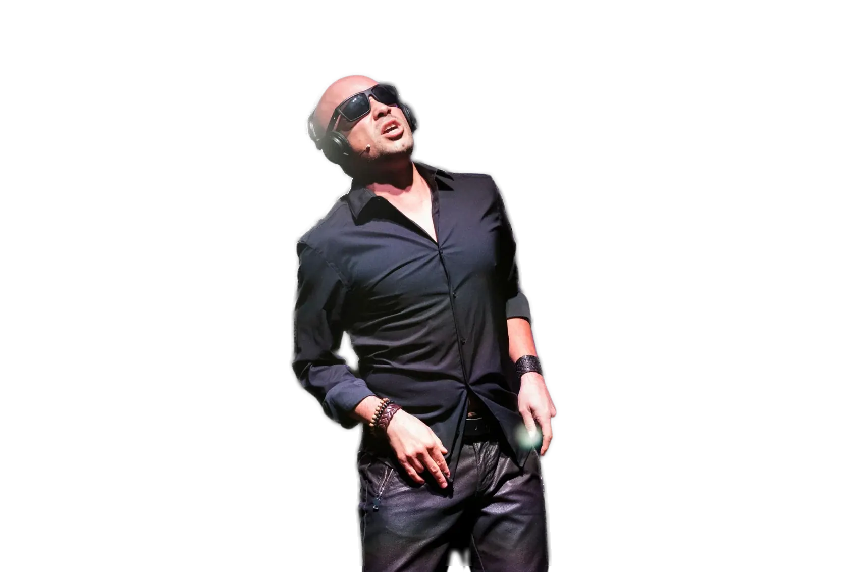 Julián Fontalvo con gafas de sol en El Imitador